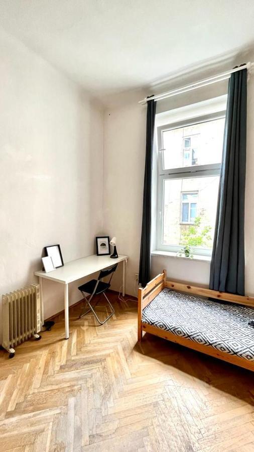 Nice Bedroom Near The Bus And Train Station Krakow Exterior photo